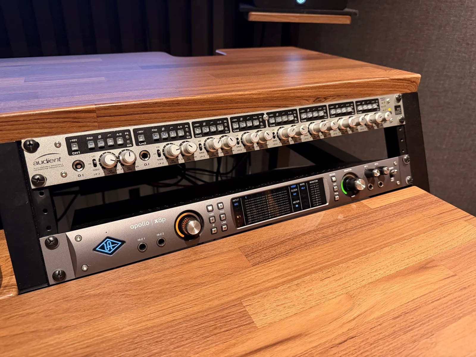 UA Apollo x8p and Audient ASP880 in the desk rack